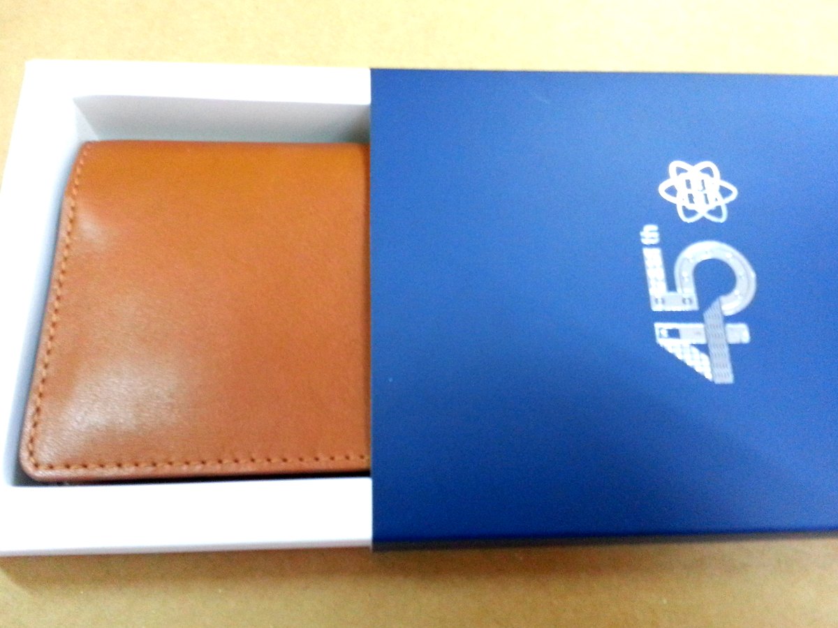 กล่องของขวัญเปิดฝาแสดงกระเป๋าหนังและนามบัตรด้านใน