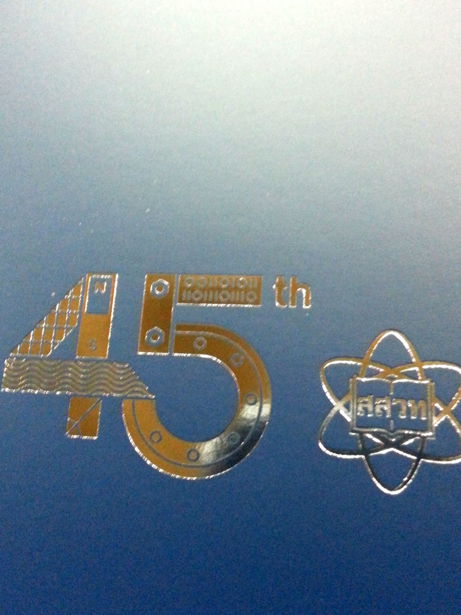 รายละเอียดงานปั๊มฟอยล์เงิน ลวดลายละเอียดคมชัด บนกล่องกระดาษแข็ง